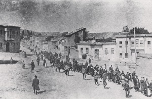 Ludobójstwo Ormian. Wedug wspóczesnych oblicze tureckich, w latach 1915–1917 zgino 972 tysice osób. Ormianie natomiast liczb ofiar szacowali na 1,5 miliona osób. Na zdjciu: Ormiascy cywile eskortowani przez tureckich onierzy prowadzeni do wizienia w dzisiejszym Elazığ (1915) (ródo zdjcia: Wikipedia, Autorstwa Armin T. Wegner)
