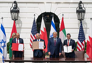 <span>Na szczcie dla Izraela, byy prezydent USA Donald J. Trump zosta wanie ponownie wybrany na drug kadencj. Trump ju wywouje sejsmiczne zmiany globalne w cigu kilku dni, na dugo przed swoj inauguracj 20 stycznia 2025 r. Na zdjciu premier Izraela Benjamin Netanjahu, ówczesny prezydent USA Donald Trump, minister spraw zagranicznych Bahrajnu Abdullatif bin Rashid Al Zayani i minister spraw zagranicznych ZEA Abdullah bin Zayed bin Sultan Al Nahyan podczas ceremonii podpisania Porozumie Abrahamowych w Biaym Domu 15 wrzenia 2020 r. w Waszyngtonie. (Zdjcie: Wikipedia)</span>