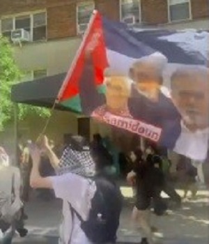 Demonstranci z Nowego Jorku na Park Avenue z flag przedstawiajc przywódców Hamasu, Palestyskiego Islamskiego Dihadu i Frontu Wyzwolenia Palestyny (PFLP). (X/@Breaking_4_News/Screenshot</a>)