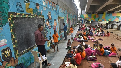 Szkoa dla dzieci z biednych rodzin zorganizowana pod mostem w Dehli( Zdjhcie: Sushil Kumar/HT PHOTO) (ródo: https://www.hindustantimes.com/education/under-delhi-metro-bridge-shopkeeper-runs-makeshift-school-for-over-300-poor-children/story-owbpngv1oa9zJskVE8MIPI.html?fbclid=IwAR2gr0QEun3nDZnlDwjanBnEdaneK-5MCo7tPNxNUnnfeYfwlhClyl4OIlU )