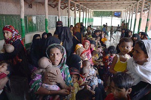 Muzułmańscy uchodźcy Rohingja w Bangladeszu. Mjanma, dawniej Birma, w kampaniach przeciwko etnicznym grupom rebeliantów angażuje się w systematyczne zabójstwa ludności cywilnej i przymusowe wypędzenia.