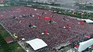 Uczestnicy wielkiego wiecu w Maltepe 29 marca protestuj przeciwko aresztowaniu czoowego dziaacza opozycji Ekrema Imamoğlu.