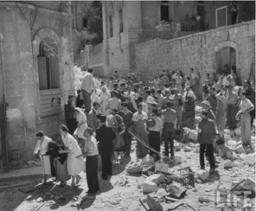 Wyjście ocalałych Żydów ze wschodniej Jerozolimy w 1948 roku (Zdjęcie: John Roy Carlson) 