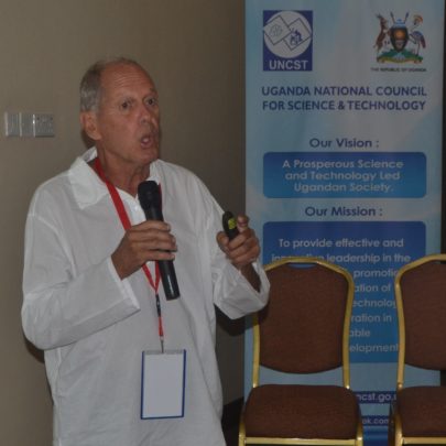 Brazylijski profesor przemawia do naukowców ugandyjskich na Forum Biobezpieczestwa w Kampali.