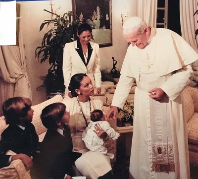 Rok 1983, Jan Paweł II odwiedził Haiti, na zdjęciu bawi się z córeczką dyktatora Haiti, Jean-Claude Duvaliera.