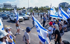 Po zamordowaniu szeciu izraelskich zakadników w zeszym tygodniu przywódcy Hamasu niewtpliwie zacieraj rce z zachwytu, gdy zaskoczeni i zrozpaczeni Izraelczycy wychodz na ulice, aby domaga si natychmiastowego porozumienia o zawieszeniu broni z islamistyczn grup terrorystyczn. Przywódcy Hamasu, którzy uwanie obserwuj protesty, prawdopodobnie zaostrz swoje stanowisko w nadziei, e rzd Izraela ulegnie daniom demonstrantów. Na zdjciu: Protestujcy Izraelczycy domagajcy si porozumienia o zawieszeniu broni z Hamasem blokuj skrzyowanie dróg 2 wrzenia 2024 r. (Zdjcie: Hillel Maeir/Flash90 via Times of Israel)