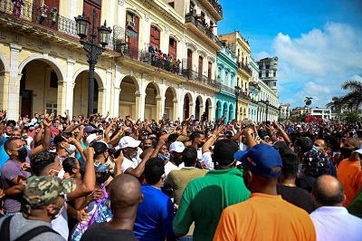Protestujący ryzykują aresztowanie, kiedy demonstrują przeciwko rządowi kubańskiego prezydenta, Miguela Diaz-Canela, w Hawanie 11 lipca 2021 r.