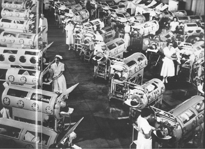 Fig. 2 Sala w jednym z specjalnych szpitali opieki nad ofiarami polio utrzymywanymi przy yciu przez “elazne puca”.<br /><br />Trzej twórcy szczepionek, Koprowski, Sabin i Salk, na zawsze odsunli od milionów ludzi widmo spdzenia ycia w metalowej sapicej jak odkurzacz metalowej trumnie.