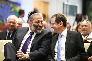 Aryeh Deri in 2017 r., z ówczesnym przywódcą opozycji (i obecnym prezydentem Izraela) Icchakiem Herzogiem.