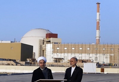 Rouhani oraz Salehi przed reaktorem jdrowym Buszehr na poudnie od Teheranu | Wikipedia