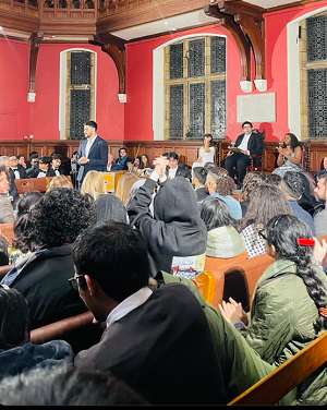 Pocztek debaty, przemawia Mahommed El-Kurd, który stwierdzi, e nie ma miejsca na debat i wyszed. (ródo zdjcia: konto X  Oxford Union,)