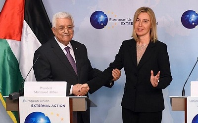 Kierująca wówczas polityką zagraniczną UE Federica Mogherini wita “prezydenta” Abbasa w Brukseli na spotkaniu poświęconym  zewnętrznym działaniom Unii Europejskiej 26 października 2015 (PHOTO / EMMANUEL DUNAND)