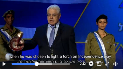 Izraelczyk arabskiego pochodzenia, doktor Ahmed Eid, zapalał znicz rozpoczynający obchody 69 rocznicy niepodległości Izraela. (patrz wideo: https://www.facebook.com/StandWithUs/videos/1935456740098817/UzpfSTE0NTI1ODc3MzQ6MTAyMTQ5MDIzNjIwOTk4ODQ/ )