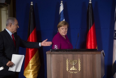 Wiele europejskich rzdów udaje przyja wobec Izraela, ale z upywem lat Unia Europejska stawaa si coraz bardziej wroga wobec Izraela. Na zdjciu: izraelski premier Benjamin Netanjahu i niemiecka kanclerz Angela Merkel na konferencji prasowej w Jerozolimie w Izraelu, 4 padziernika 2018 roku. (Zdjcie: Lior Mizrahi/Getty Images)