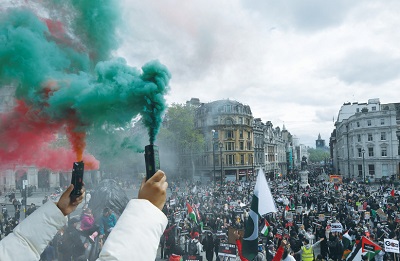 Wiec propalestyńskich demonstrantów w Londynie 22 maja.(zdęcie: TOBY MELVILLE/REUTERS)