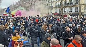 <span> Francja po raz kolejny znalazła się na skraju chaosu. Francuski system emerytalny nie jest jedynym systemem, który się rozpada. Kraj stoi w obliczu znacznie większego kryzysu. Na zdjęciu: uczestnicy zamieszek w Paryżu 19 stycznia 2023r. (Zdjęcie: Wikipedia)</span>