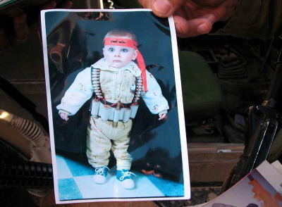 Zdjcie niemowlcia w atrapie pasa samobójczego, znalezione w domu poszukiwanego terrorysty w Hebronie. (Zdjecie: IDF)