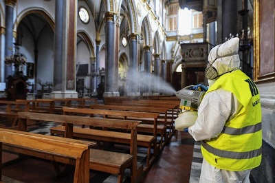 Odkażanie kościoła w Neapolu / Źródło: Newspix.pl / ABACA