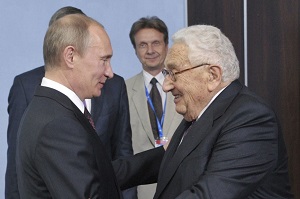 <span>Jeśli zostanie zrealizowany „plan pokojowy” Henry'ego Kissingera dla Ukrainy, może to stać się wstępem do niekończącej się wojny zimnej, letniej i gorącej w Europie, i najbardziej katastrofalną próbą ugłaskania od czasu wyprawy duetu Chamberlain-Daladier do Monachium. Na zdjęciu: Kissinger i prezydent Rosji Władimir Putin rozmawiają podczas spotkania w 2012 roku w Petersburgu. (Źródło zdjęcia: Alexei Nikolsky/RIA Novosti)</span>