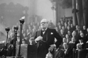 Winston Churchill był znany z tego, że umiał na pamięć ogromną ilość materiału włącznie z całymi przemówieniami wygłaszanymi w Parlamencie i olbrzymimi częściami sztuk Szekspira.