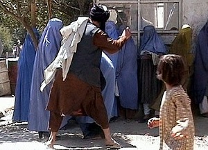 <span>Czonek religijnej policji talibów bije kobiet na ulicy. Kabul 28 sierpnia 2001r. (Zdjcie: Wikipedia)</span>
