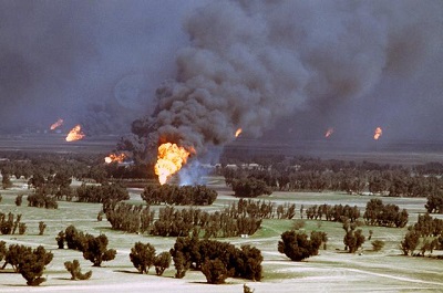 Podpalone przez irackich onierzy szyby naftowe w Kuwejcie w 1991r.  