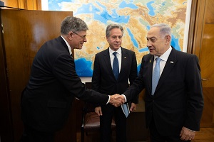 Izraelski premier Benjamin Netanjahu ciska do Jacoba Lewa, ambasadora USA w Izraelu, a sekretarz stanu USA Antony Blinken stoi obok. Tel Awiw, 19 sierpnia 2024 r. Zdjcie: Chuck Kennedy/U.S. State Department.