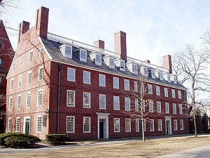 Ponad 100 profesorów Uniwersytetu Harvarda połączyło się teraz w radzie ds. wolności akademickiej, której celem jest zapewnienie przetrwania wolności słowa i wolności akademickiej na Harvardzie. Na zdjęciu:Massachusetts Hall, najstarszy budynek na kampusie Harvarda, wzniesiony w 1720 roku. (Zdjęcie: Wikipedia) 