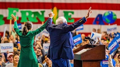 Bernie Sanders, kandydat na stanowisko prezydenta z ramienia Partii Demokratycznej, z czonkini Izby Reprezentantów Alexandri Ocasio-Cortez na wiecu w Iowa 10 listopada 2019.