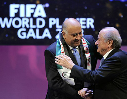 Dibril Radab z Przewodniczcym FIFA  Seppem Blatterem. (Photo: AFP)