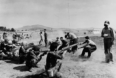 Islamistyczny reim Iranu, który 10 lutego obchodzi 40. rocznic, ma najwysze wyniki na wiecie, jeli chodzi o wykonywanie egzekucji w stosunku do liczby ludnoci. Na zdjciu: egzekucja Kurdów dokonywana przez siy islamskiego reimu Iranu w 1979 roku. (Zdjcie: Jahangir Razmi/Wikimedia Commons)