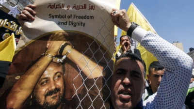 Wielokrotny morderca, Marwan Barghouti, przedstawiany przez palestyskiego demonstranta jako symbol wolnoci i godnoci (zdjcie: AFP Photo/Hazem Bader)