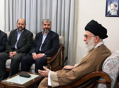 Bez finansowego, militarnego i politycznego wsparcia Iranu Hamas i Islamski Dżihad nie byłyby w stanie utrzymać panowania nad Strefą Gazy. Hamas i Islamski Dżihad pokazały, że zupełnie nie obchodzą ich tysiące Arabów i muzułmanów zabitych przez Siłę Kuds Kasema Solejmaniego. Na zdjęciu: „Najwyższy przywódca”, ajatollah Ali Chamenei spotyka się z przywódcami Hamasu, Chaledem Maszaalem (pośrodku) i Mussą Abu Marzukiem (po lewej) w Teheranie 1 lutego 2009 r. (Zdjęcie: AFP via Getty Images)