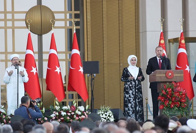 Im bardziej prezydent Recep Tayyip Erdoğan wykorzystuje swoje policyjne państwo do indoktrynowania tureckiej młodzieży do pobożnego politycznego islamu, tym bardziej młode pokolenie dystansuje się od jego kampanii na rzecz ‘pobożnego pokolenia’.  (Zdjęcie: Erdoğan i jego żona modlą się podczas prezydenckiej inauguracji 9 lipca 2018. Stringer/Getty Images)