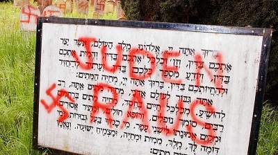 Napis „Juden Raus” wymalowany na tablicy przy wejciu na ydowski cmentarz w Herrlisheim, we wschodniej Francji (zdjcie AP).