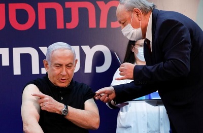 Europa jest oburzona. Dlaczego Izrael nie zaszczepi najpierw prezydenta Abbasa? Pierwszym zaszczepionym Izraelczykiem (19 grudnia 2020) by premier Netanjahu. Milionowym by Muhammad Abd al-Wahhab Jabarin w dniu 1 stycznia 2021.