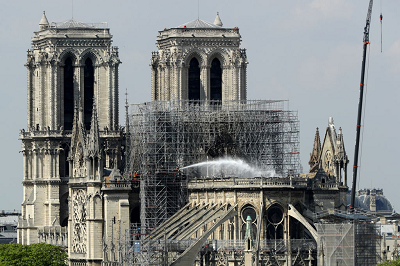 Dziwaczne i szkalujące jest nazywanie ludzi „skrajną prawicą” lub insynuowanie, że są związani ze skrajną prawicą, ponieważ smuci ich pożar w Notre Dame. (Zdjęcie: Dan Kitwood/Getty Images)