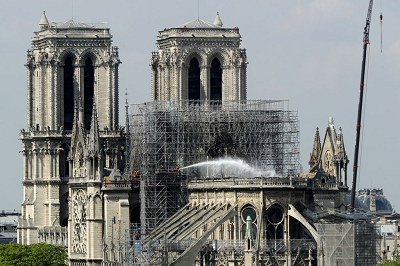 Dziwaczne i szkalujce jest nazywanie ludzi „skrajn prawic” lub insynuowanie, e s zwizani ze skrajn prawic, poniewa smuci ich poar w Notre Dame. (Zdjcie: Dan Kitwood/Getty Images)