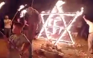 Demonstracja Palestyńczyków z płonącą swastyką wpisana w Gwiazdę Dawida koło miasta Beita 14 sierpnia 2021 r. (zrzut z ekranu wideo za „Times of Israel”)