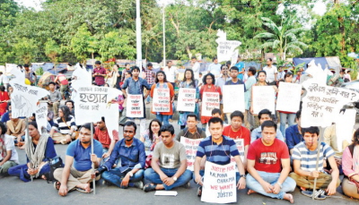 Studenci domagajcy si wyjanienia okolicznoci mierci Romela Chakmy w Dhakce.