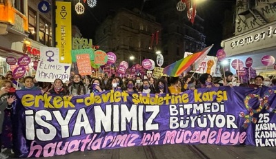 Tureckie kobiety protestujące przeciw przemocy w Stambule. 