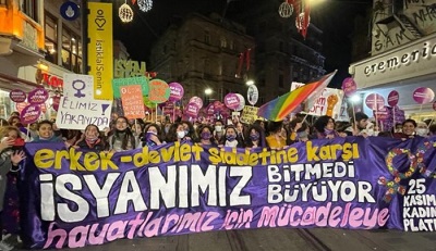 Tureckie kobiety protestujce przeciw przemocy w Stambule. 