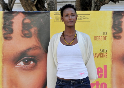Urodzona w Somalii supermodelka/aktorka Waris Dirie, wybitna dziaaczka walki przeciwko FGM, zainicjowaa i sfinansowaa Centrum Kwiat Pustyni, klinik w Niemczech, która dostarcza terapii fizycznej i psychologicznej ofiarom okaleczenia genitaliów kobiecych. (Zdjcie: Carlos Alvarez/Getty Images)