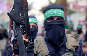 Czonkowie Brygad Al-Kassam, zbrojnego skrzyda palestyskiego ruchu Hamasu, maszeruj w miecie Gaza 22 maja 2021 r., aby uczci pami jednego z dowódców Hamasu Bassema Issy, który zgin wraz z innymi terrorystami…