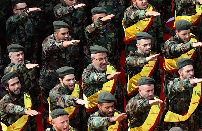 W Libanie, państwo rządzone przez zdyskredytowane elity wydaje się być na krawędzi rozpadu ze wspieraną przez Iran zbrojną grupą gotową do przejęcia panowania, tak jak talibowie ze wsparciem Pakistanu zrobili to w Afganistanie. Na zdjęciu: członkowie Hezbollahu oddający nazistowski salut.