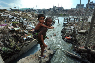 “W Bangladeszu mae dzieci bawi si zmienionym w ciek kanale. Podczas gdy tu (w Ameryce – A.K.) rodzice martwi si dajc dzieciom nieorganiczn ywno, wyobra sobie ycie w jednym z najbardziej zanieczyszczonych miast na ziemi. Kadego dnia lokalne garbarnie wylewaj dwadziecia tysicy litrów toksycznych odpadów do rzeki zaopatrujcej stolic kraju Dakk w wod.”