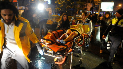 Scena z zamachu terrorystycznego ISIS w Stambule. Turcja popiera Hamas, niemniej uderzy w ni terror. Wedug Schockena, widocznie Erdoğan take jest syjonist (Zdjcie: Reuters)