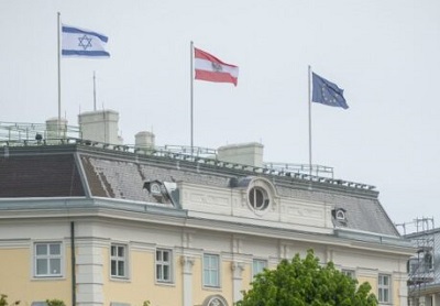 Izraelska flaga w Wiedniu nad urzędem kanclerza Austrii.
