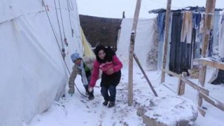 Tysice uchodców syryjskich yjcych w prowizorycznych obozach w Libanie stara si przetrwa burz zimow, która przyniosa nieg, deszcz i temperatury poniej zera. ródo: UNICEF. 