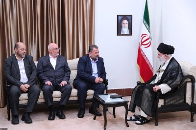 Delegacja wysokich rang funkcjonariuszy Hamasu pod przewodnictwem wojskowego dowódcy, Saleha Arouriego, odwiedzia Iran i 22 lipca spotkaa najwyszego przywódc, ajatollaha Alego Chameneiego. Arouri powiedzia, e \